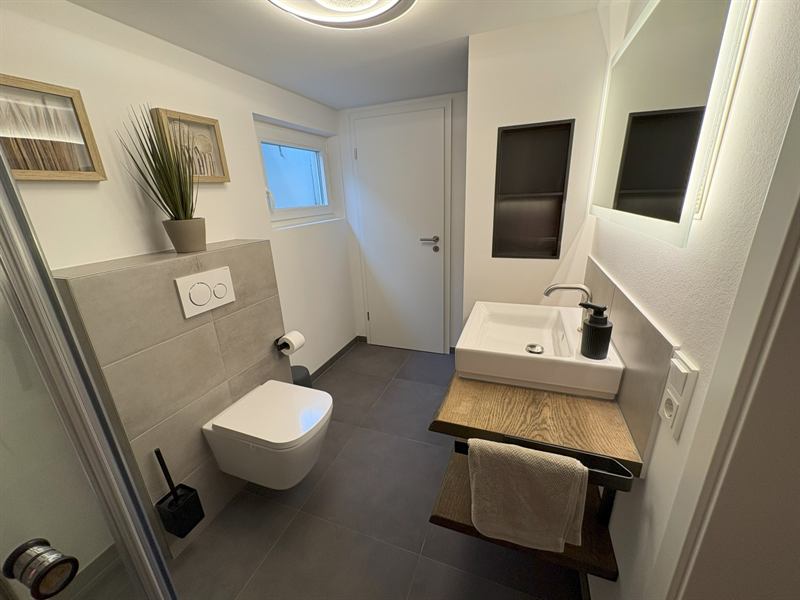 Badezimmer im Untergeschoss mit Dusche, Waschmaschine und Trockner