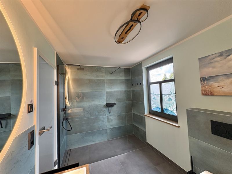 Große begehbare Dusche im Bad des Obergeschosses