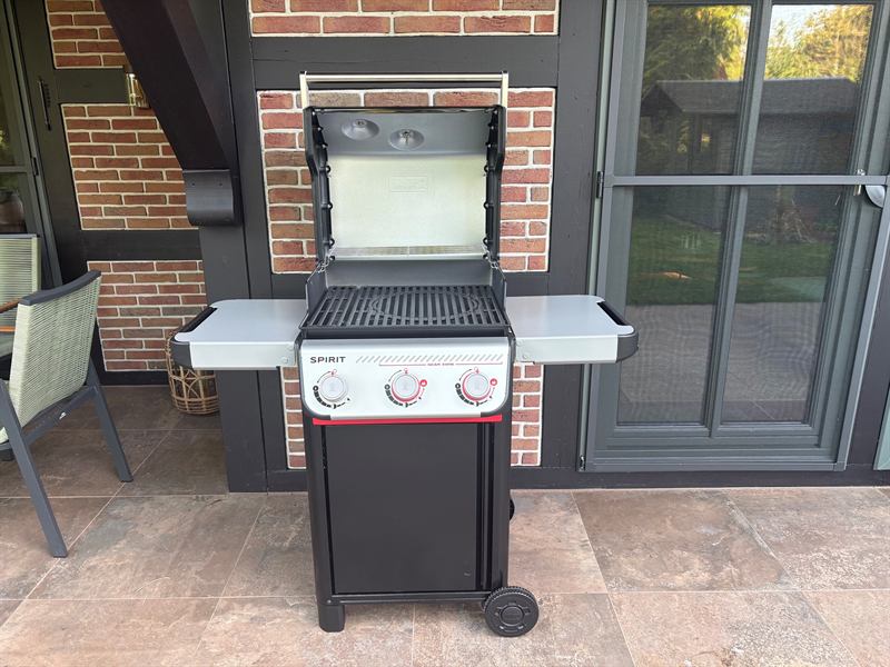 Hochwertiger Weber-Gasgrill im Außenbereich neben der Terrasse