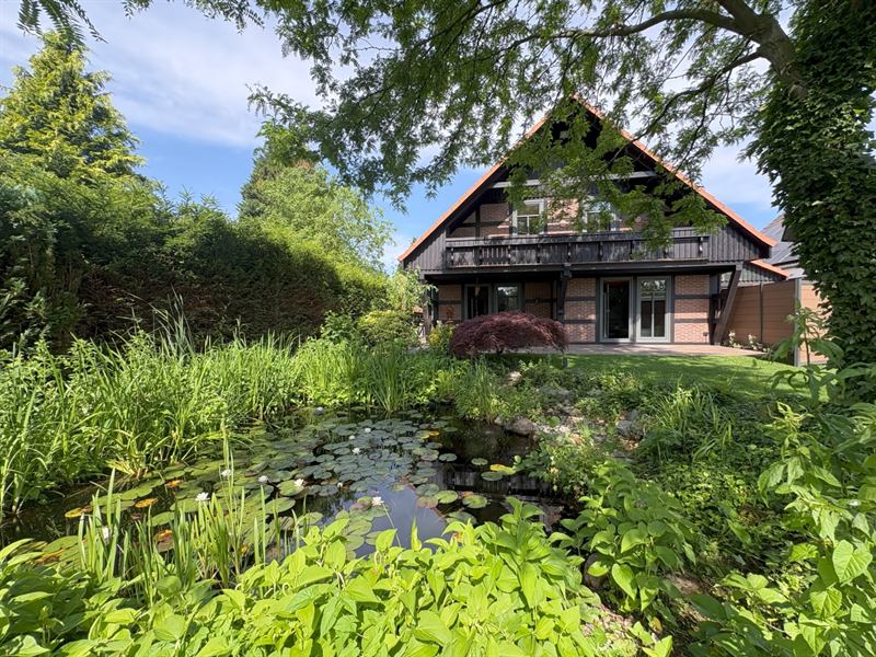 Hausansicht mit Naturteich im naturnahen Garten