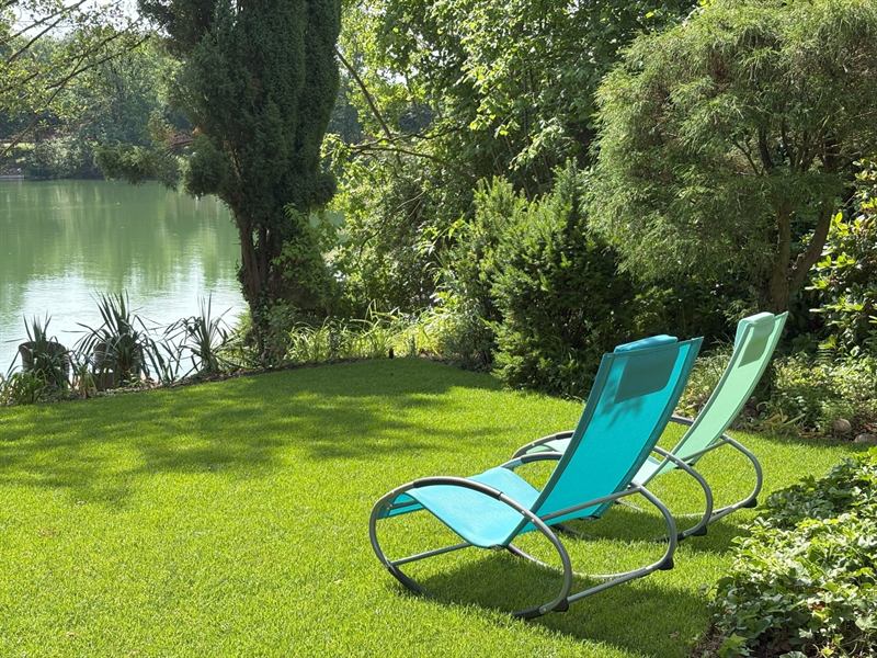 Weiter Seeblick vom naturnahen Garten des Ferienhauses
