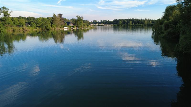 Ruhiger Seeblick auf den Ternscher See am Nordufer
