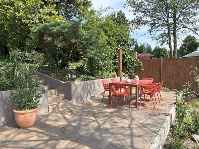 Gemütliche Seeterrasse mit Ausblick über den See