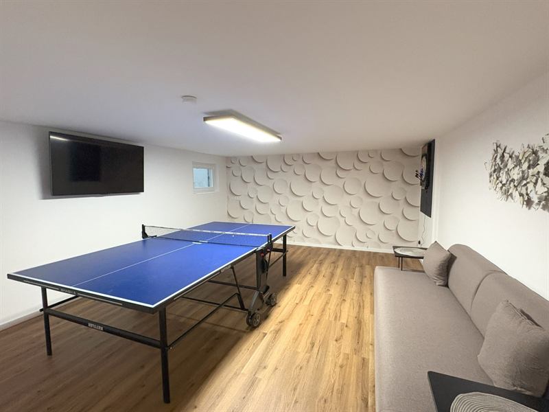 Sport- und Spielraum im Untergeschoss mit Tischtennisplatte